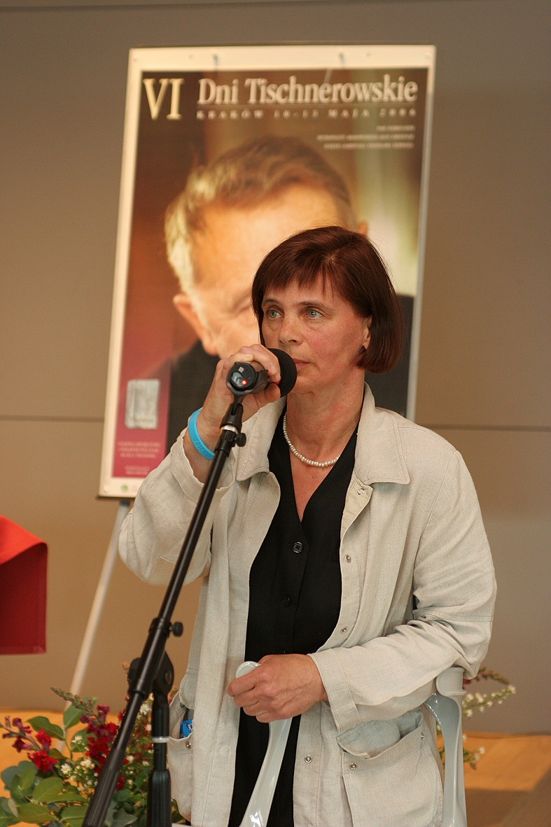 Na zdjęciu Janina Ochojska mówi do mikrofonu.