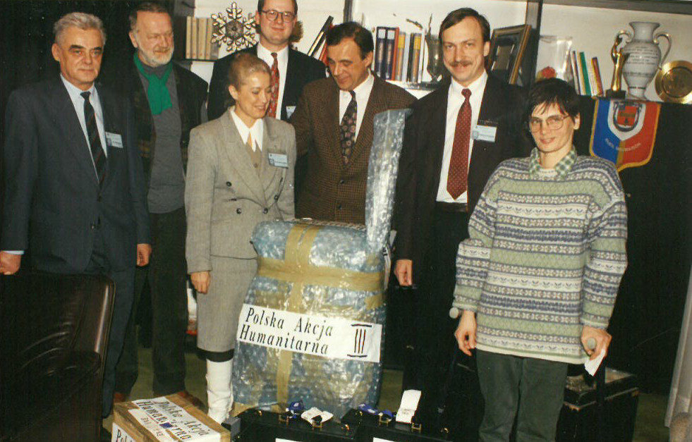 Zdjęcie z 1995 roku z Sarajewa przy paczce oznaczonej napisem "Polska Akcja Humanitarna"
