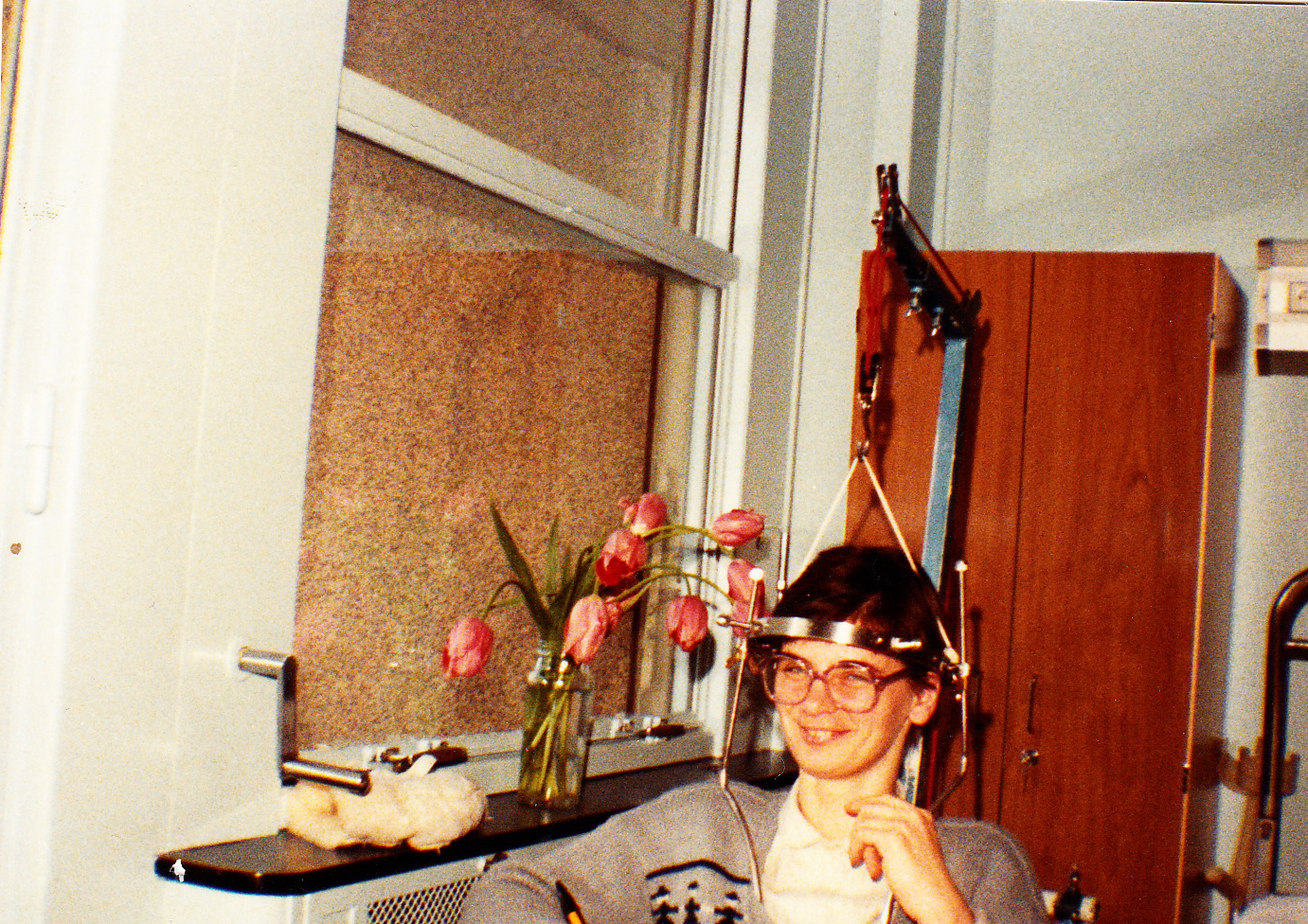 Zdjęcie z 1990 roku Janina ma na głowie przyrząd służący do prostowania kręgosłupa po chorobie polio