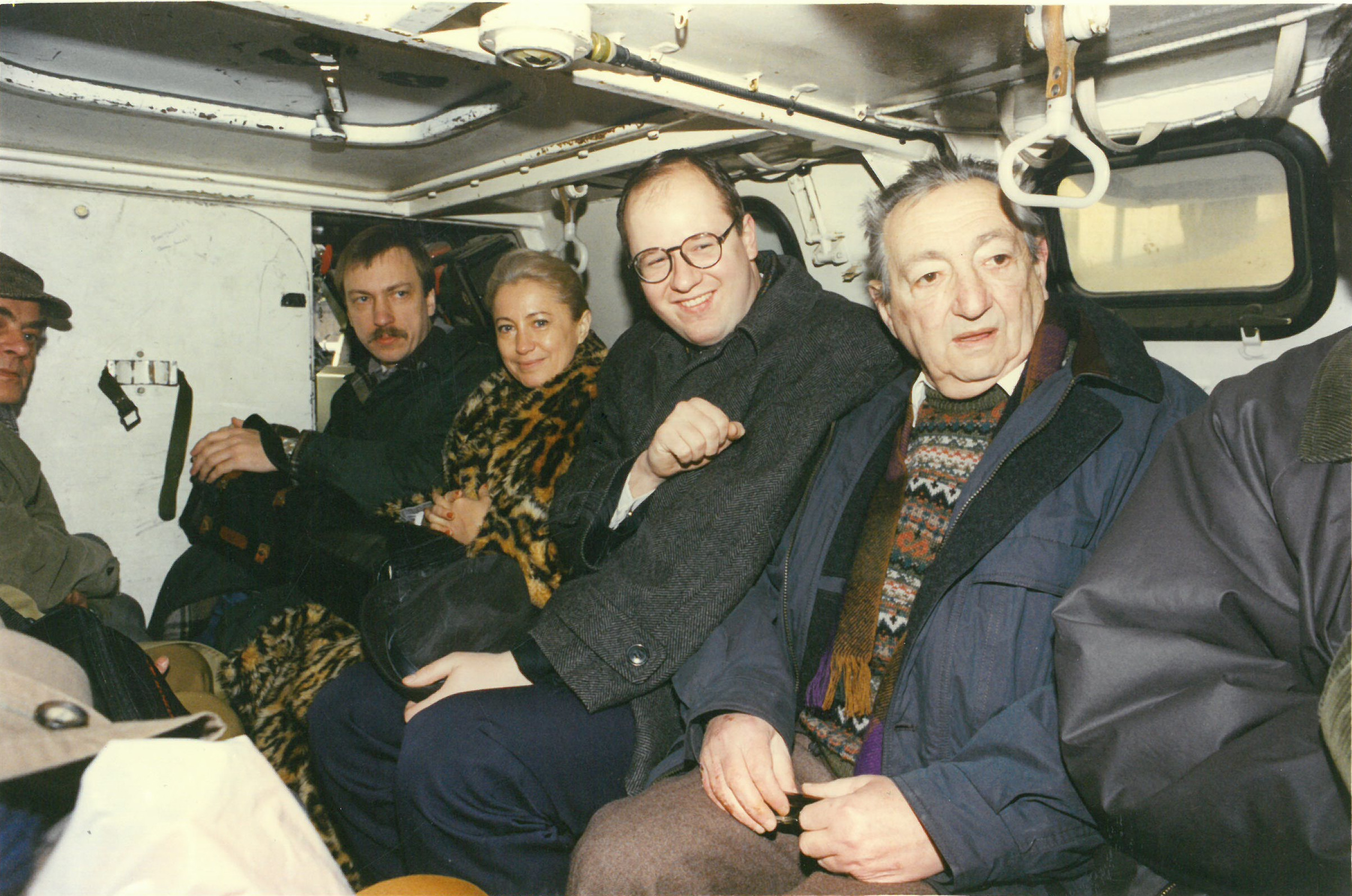 Zdjęcie z konwoju humanitarnego do Sarajewa działacze siedzą w wojskowym transporterze.